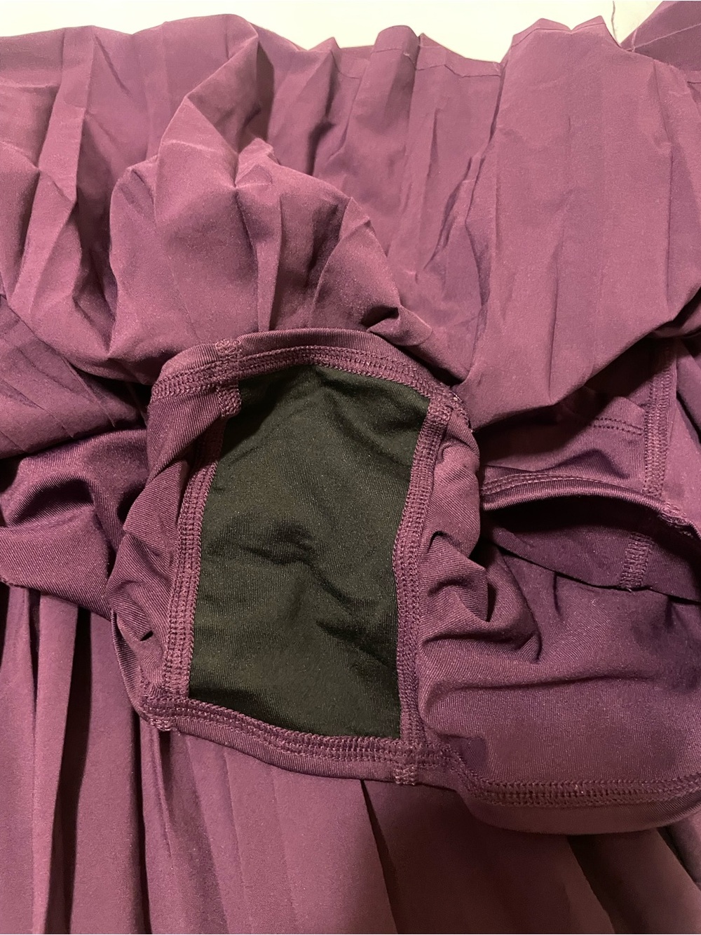 Alo yoga grand slam tennis skirt in dark plum XS - Picture 6 of 8